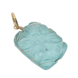 Charms doré topaze bleue rectangulaire avec fleur gravée