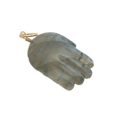 Charms doré main de Fatma taillée dans de la labradorite