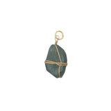 Charms doré labradorite ovale facettée entourée d'un fil doré