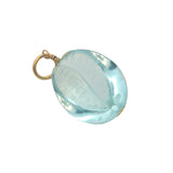 Charms doré coquillage taillé dans de la topaze bleue avec fil doré