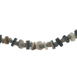 Collier doré disques de coquillages teintés et noeuds beiges 64 cm