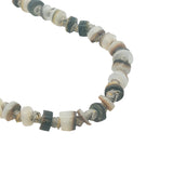 Collier doré disques de coquillages teintés et noeuds beiges 64 cm