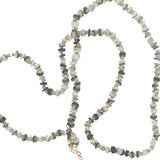 Collier doré disques de coquillages teintés et noeuds beiges 64 cm
