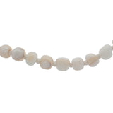 Collier doré perles blanches marbrées roses avec noeuds blancs 75 cm