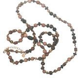Collier doré perles en bois, couronnes dorées et noeuds marrons 64 cm