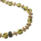 Collier doré avec perles jaunes, perles en bois et couronnes dorées 42 cm