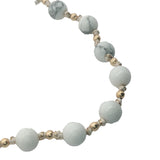 Collier doré perles blanches marbrées et perles dorées 42 cm