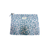 Grande pochette de voyage bleue à petites fleurs blanches