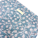 Grande pochette de voyage bleue à petites fleurs blanches