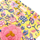 Grande pochette de voyage jaune et bleue à fleurs roses