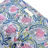 Grande pochette de voyage bleue à fleurs roses et violettes