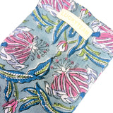 Pochette à bijoux bleue à fleurs roses et violettes