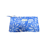 Petite pochette bleu roi à fleurs blanches