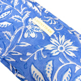 Petite pochette bleu roi à fleurs blanches