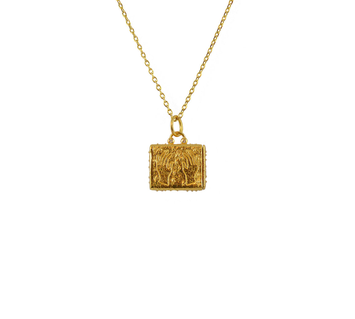 Collier doré boite mains et zircons