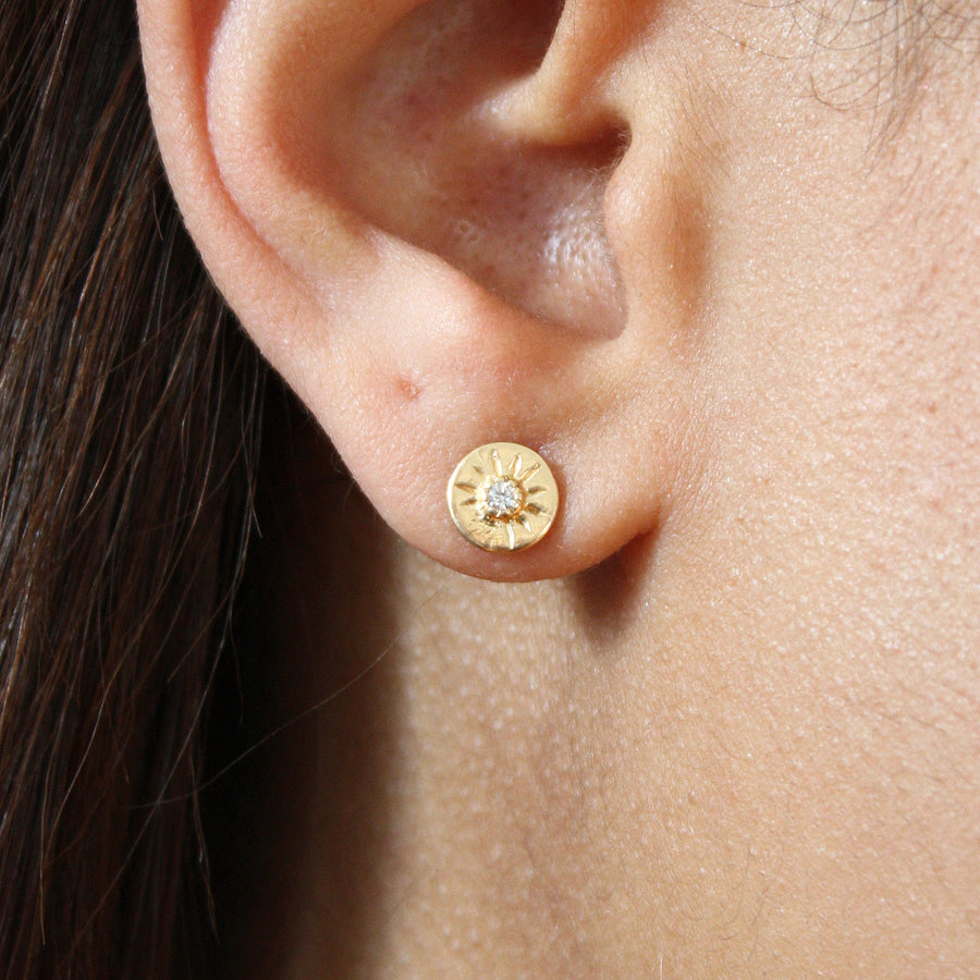 Boucles d’oreilles dorées soleil et pierre - ZIRCON BLANC