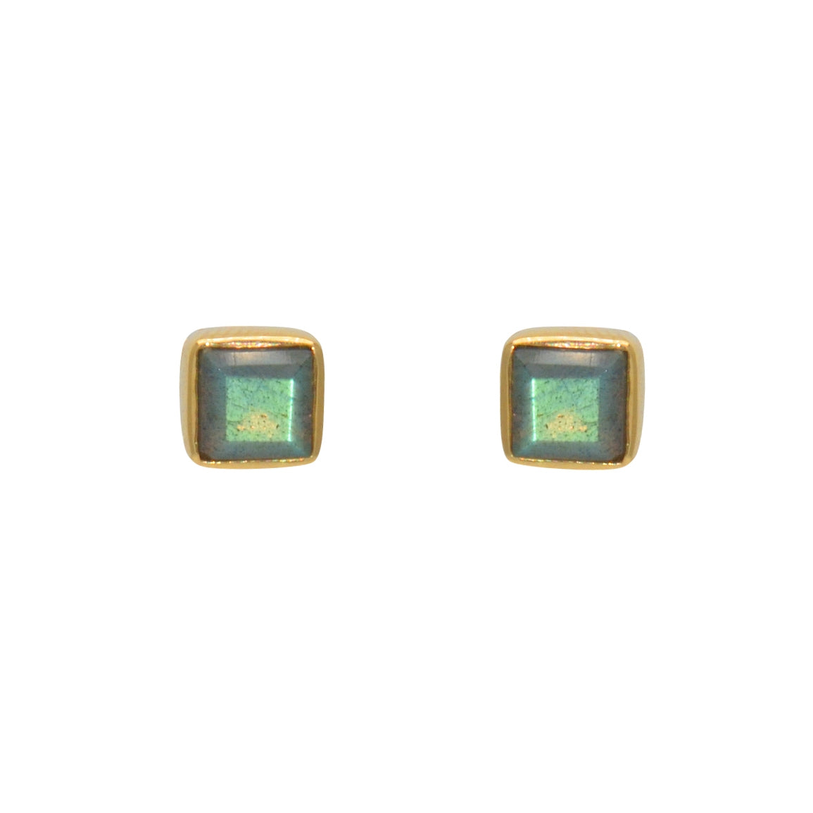 Boucles dorées et pierre carrée