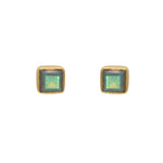 Boucles dorées et pierre carrée