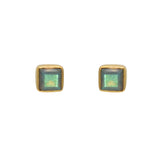 Boucles dorées et pierre carrée