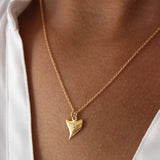 Collier doré dent de requin et zircon