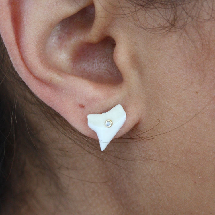 Boucle dorée dent de requin et zircon a l’unité