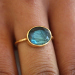 Bague dorée martelée et pierre