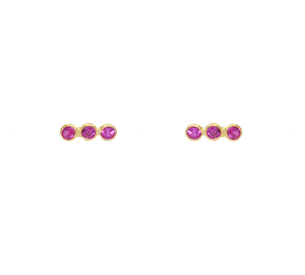 Boucles d’oreilles dorées et rubis