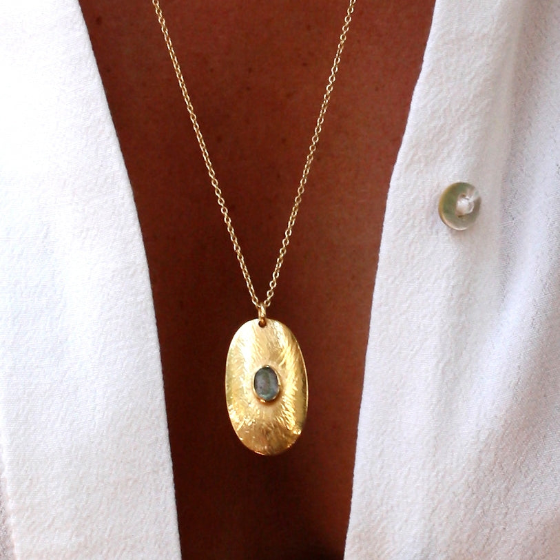Collier doré pendentif ovale brossé et pierre