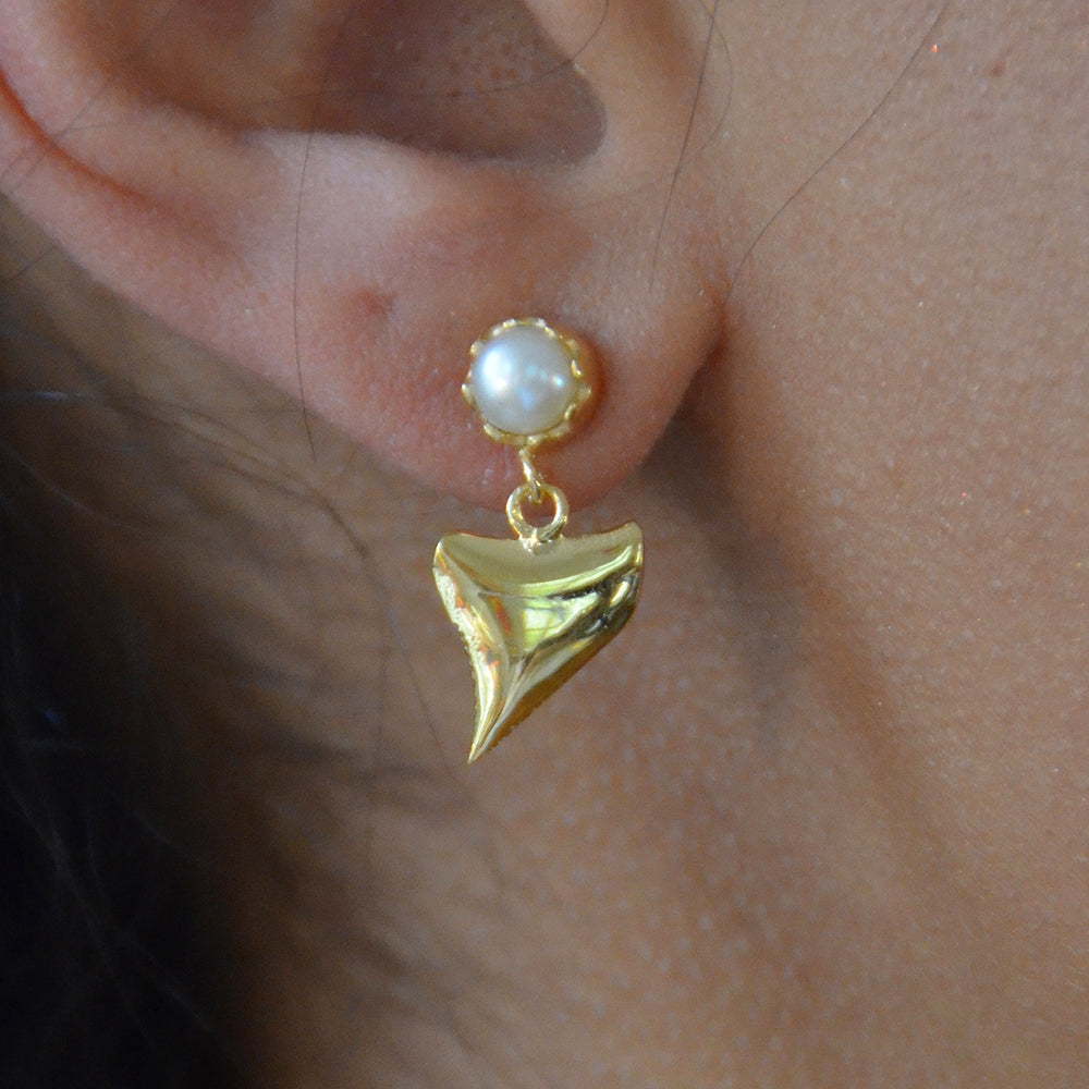 Boucles dorées dent de requin et pierre