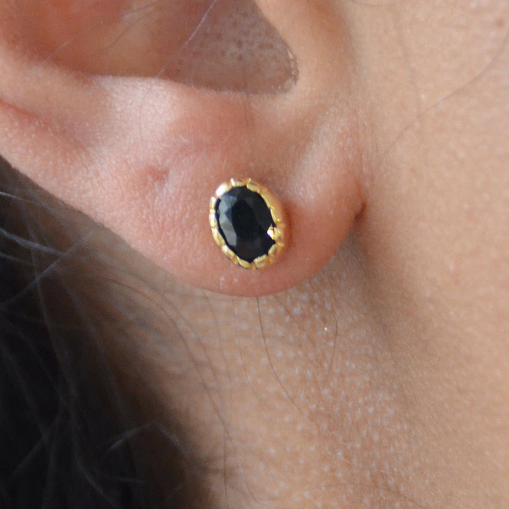 Boucles dorées et pierre ovale - ONYX NOIRE