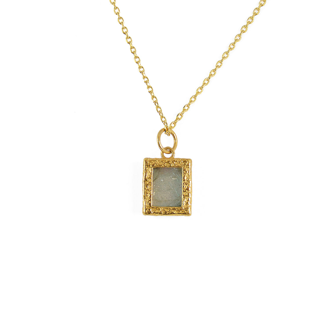 Collier dorée pendentif texturé et pierre rectangulaire