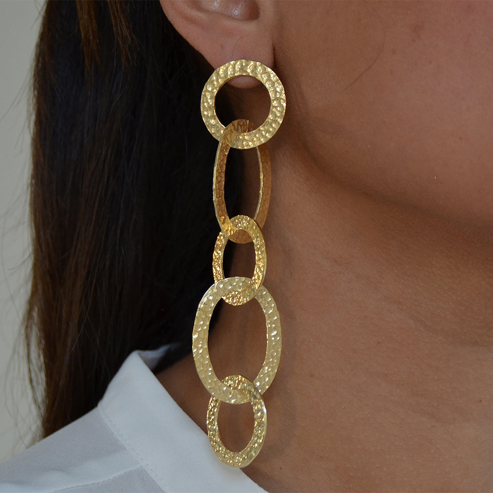 Boucles dorées martelées