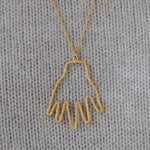 Collier doré pendentif main martelée