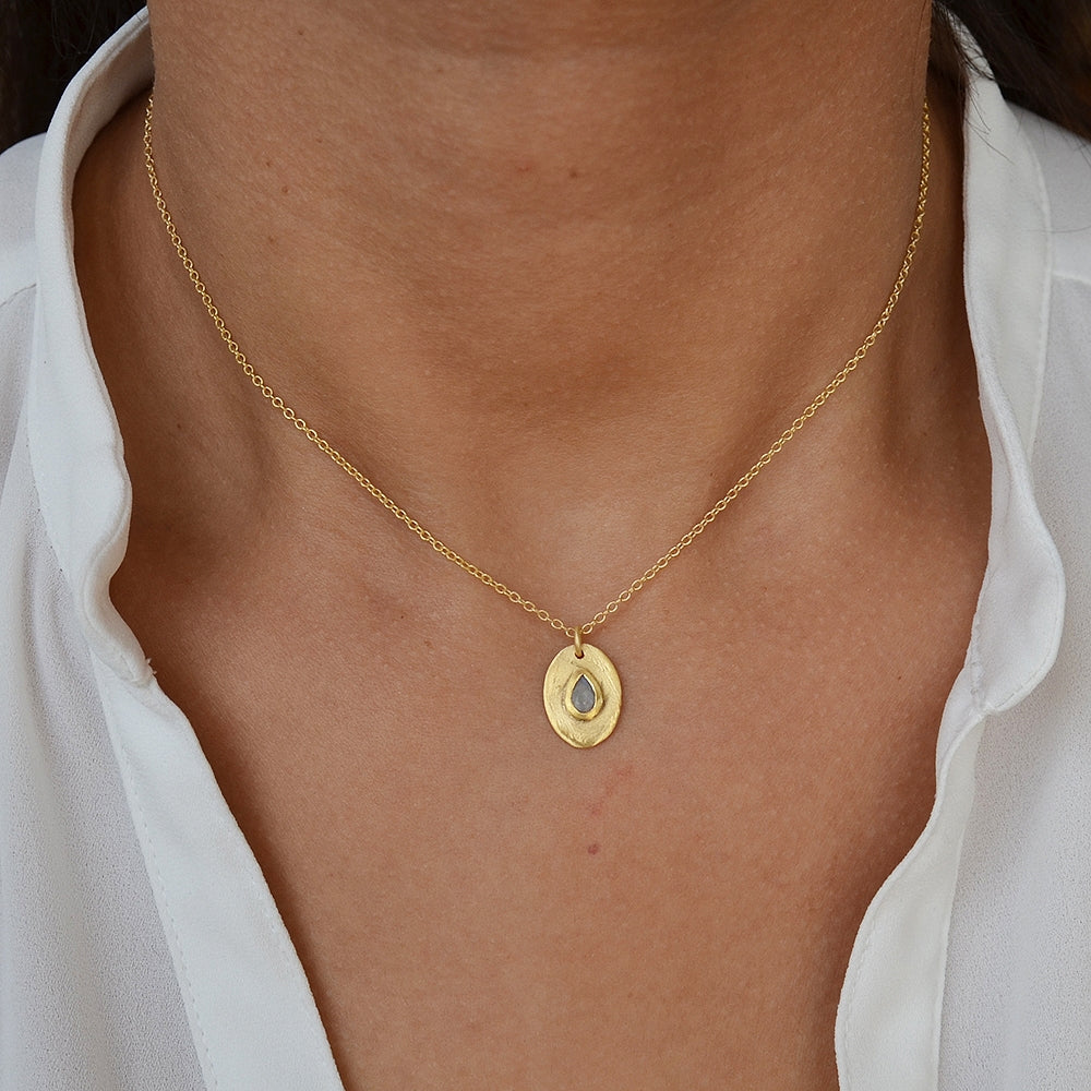 Collier doré pendentif brossé et pierre goutte