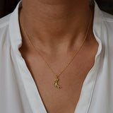 Collier doré demi lune martelée et zircon