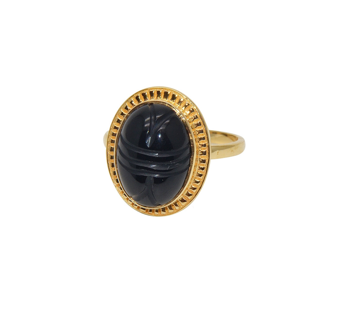 Bague dorée scarabée taillé dans la pierre et contour doré -