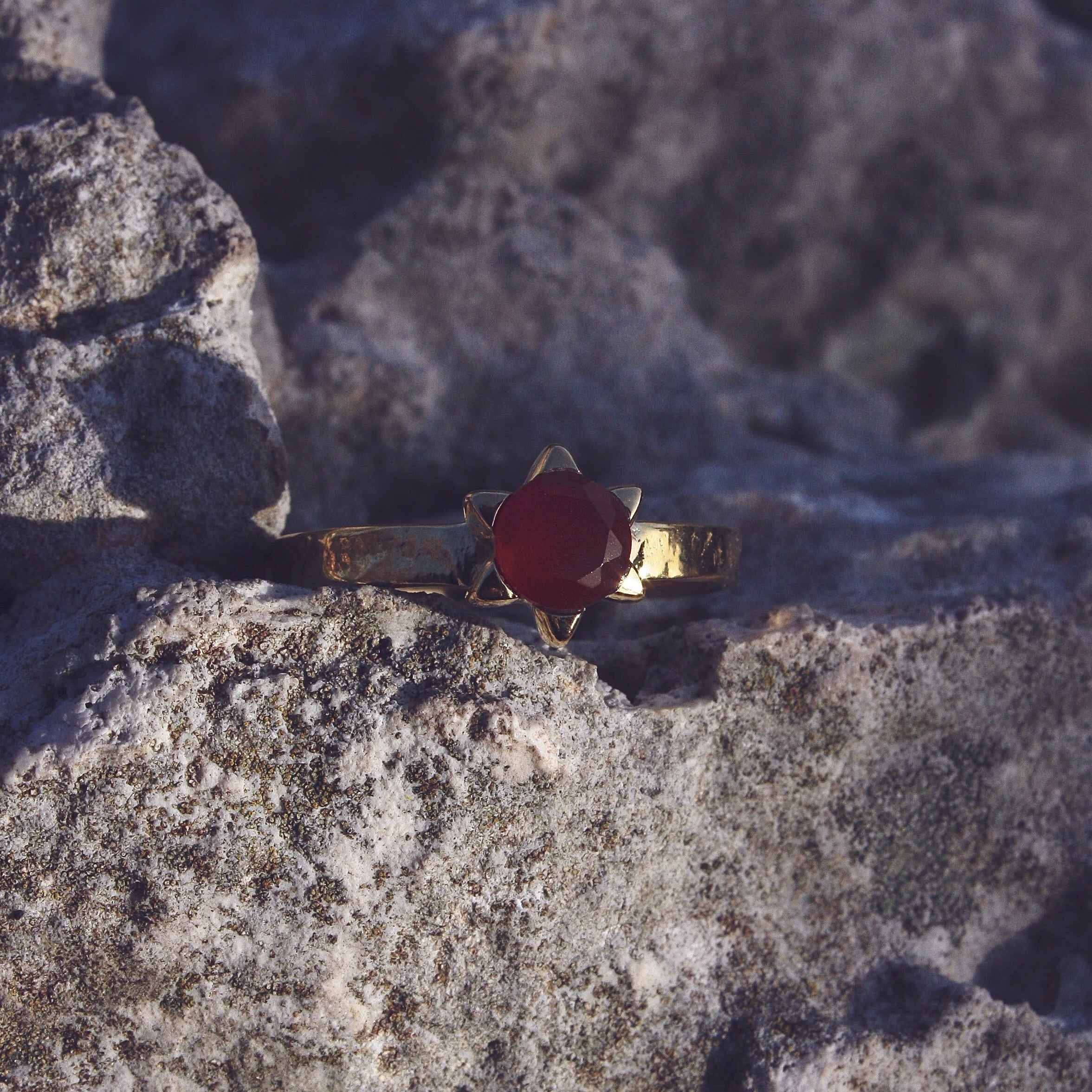 Bague dorée étoile et pierre