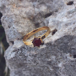 Bague dorée étoile et pierre - 58 / ONYX ROUGE