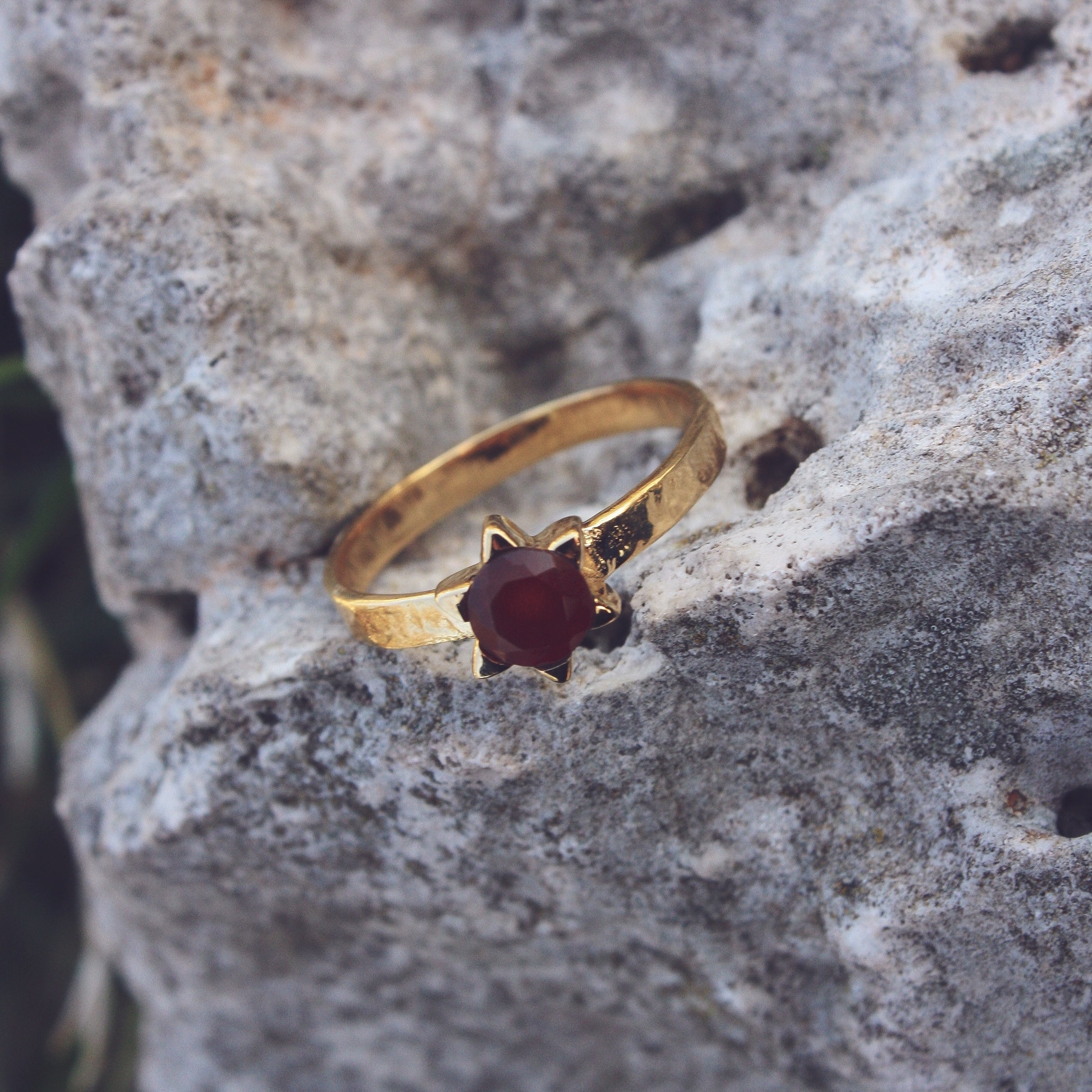 Bague dorée étoile et pierre - 58 / ONYX ROUGE