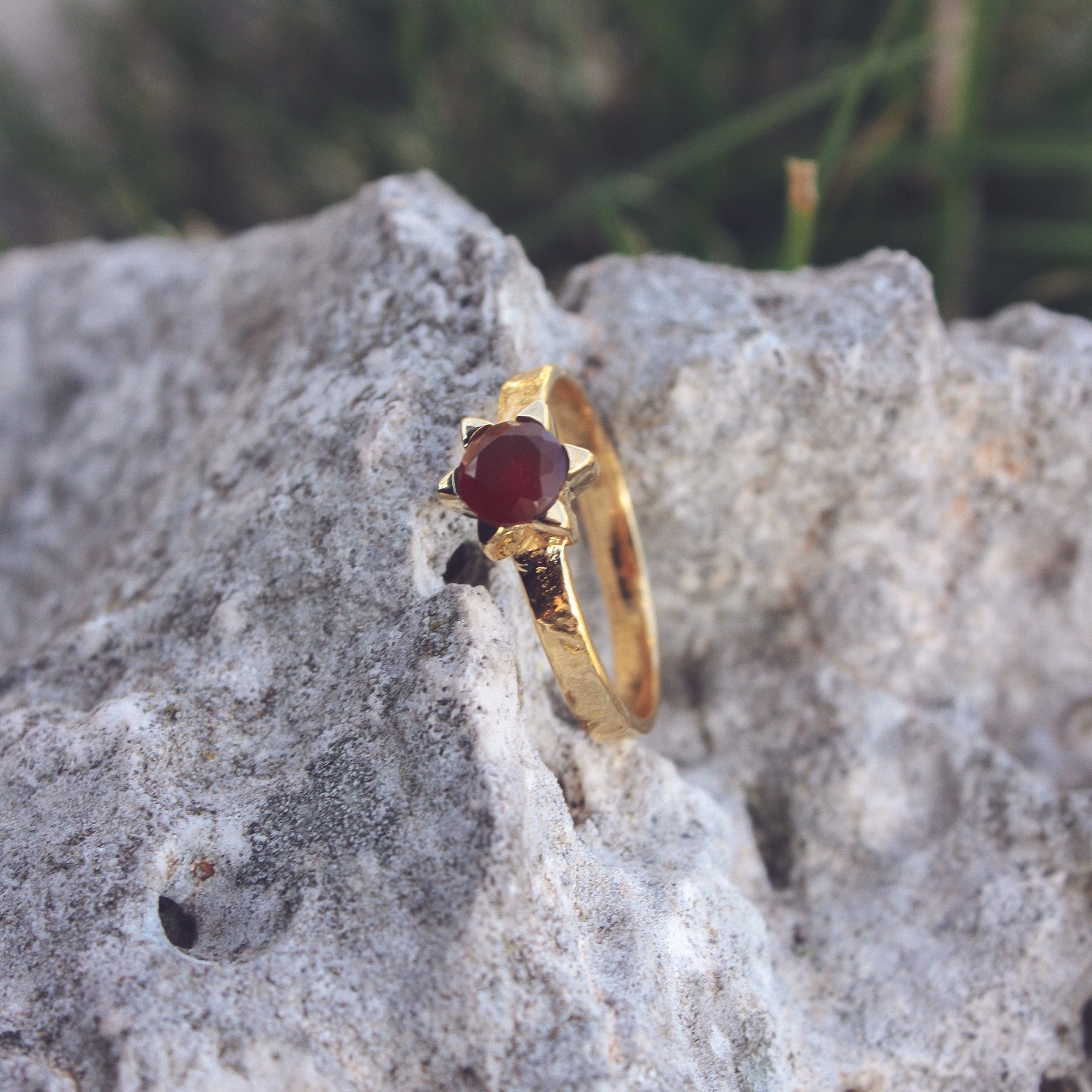 Bague dorée étoile et pierre - 50 / ONYX ROUGE