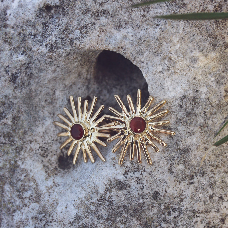 Boucles dorées soleil et pierre