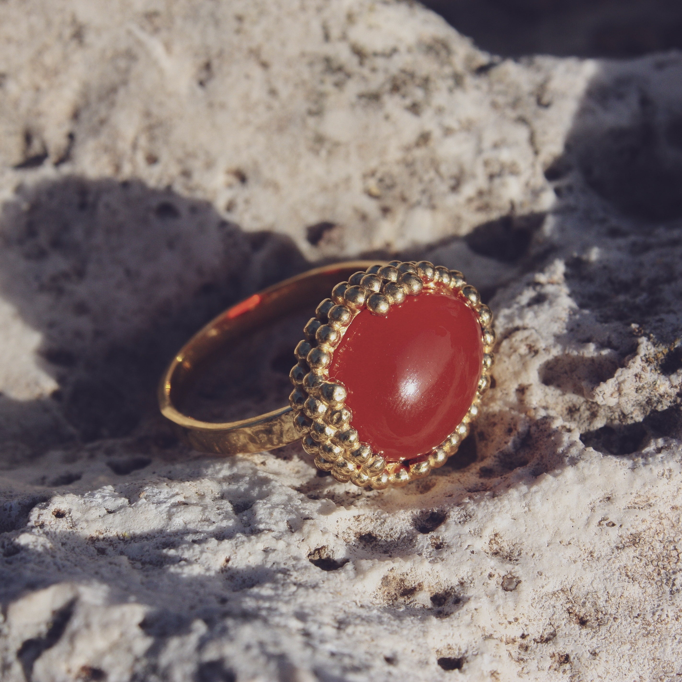 Bague dorée pierre cabochon serti boules - 50 / ONYX ROUGE