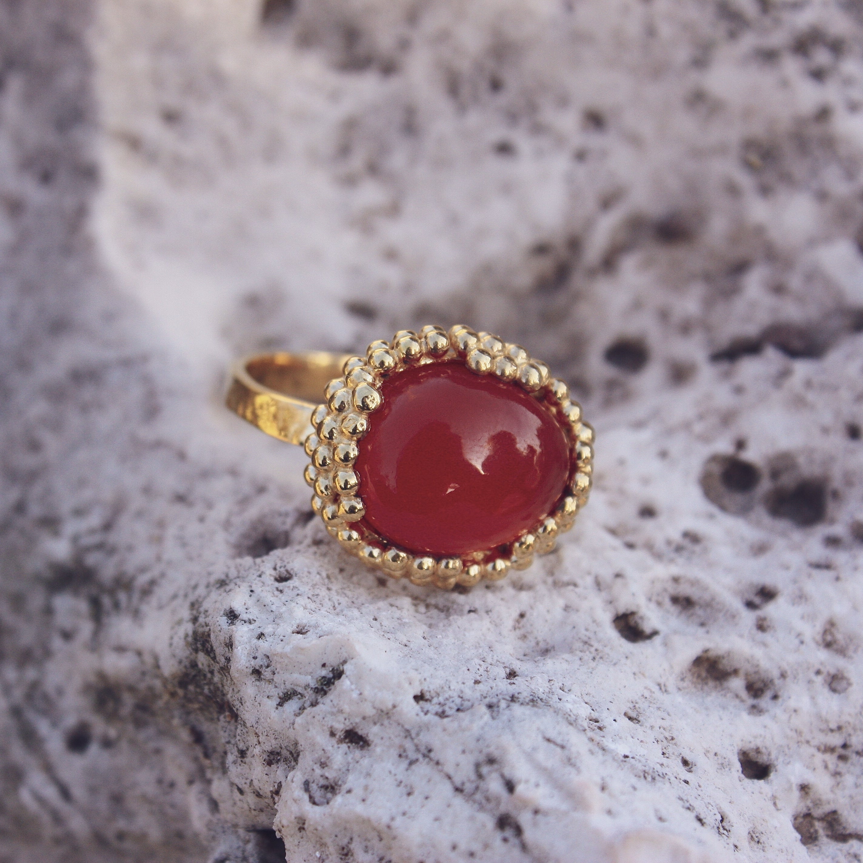 Bague dorée pierre cabochon serti boules - 52 / ONYX ROUGE