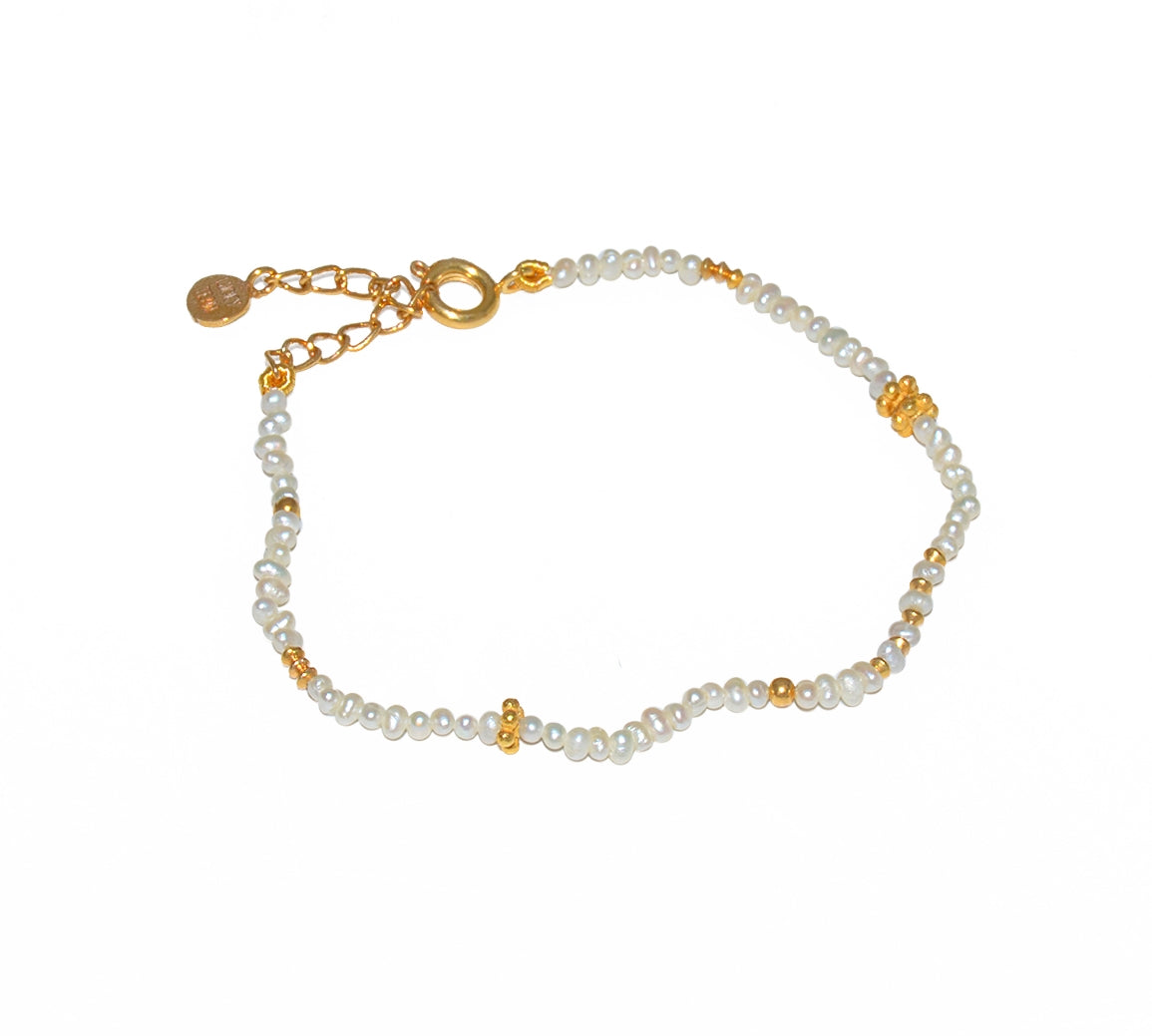 Bracelet doré petites pierres naturelles et perles dorées -
