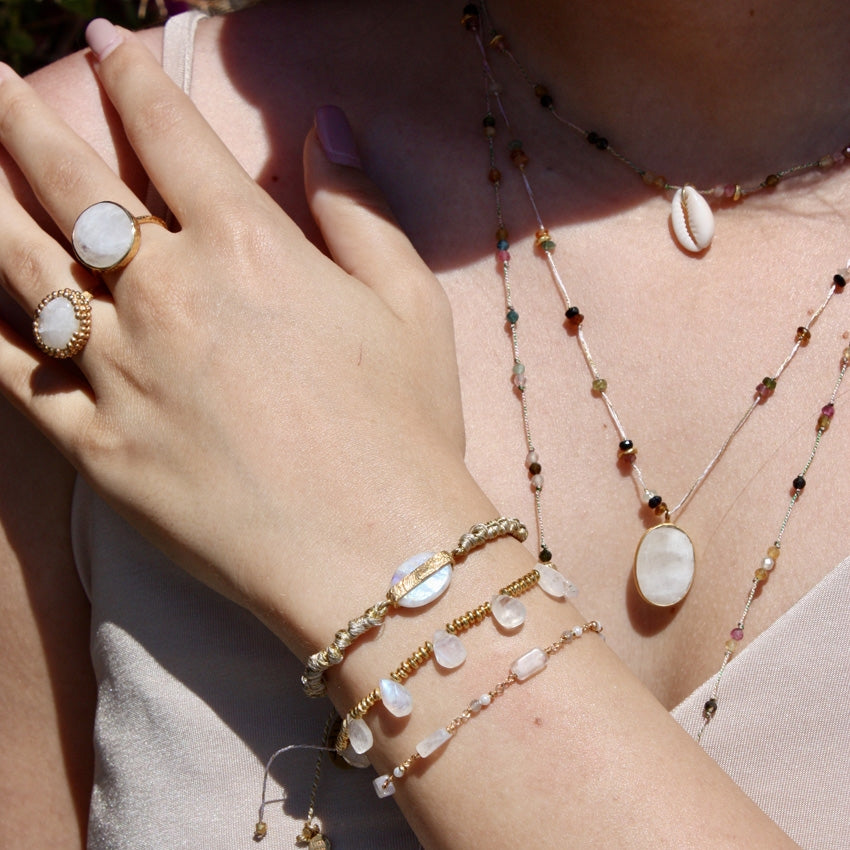 Bracelet cordon et pierres gouttes