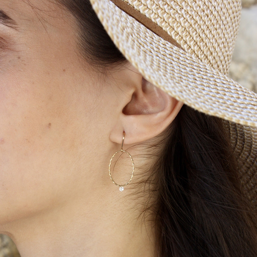 Boucles or martelé et diamants