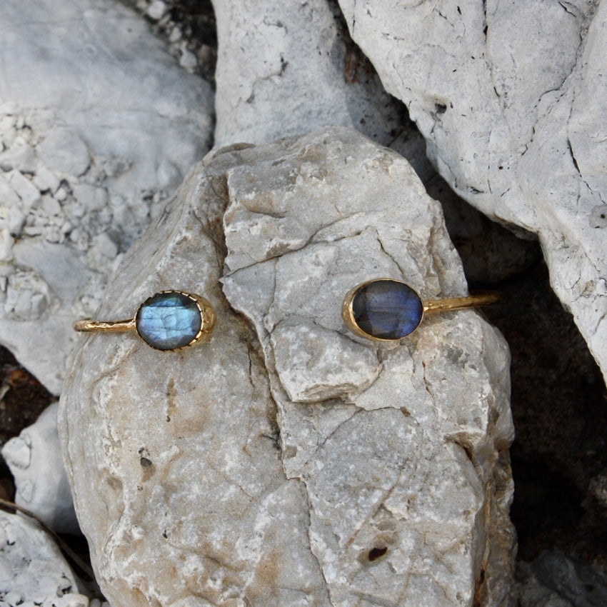 Jonc doré martelé ouvert et pierres ovales - LABRADORITE