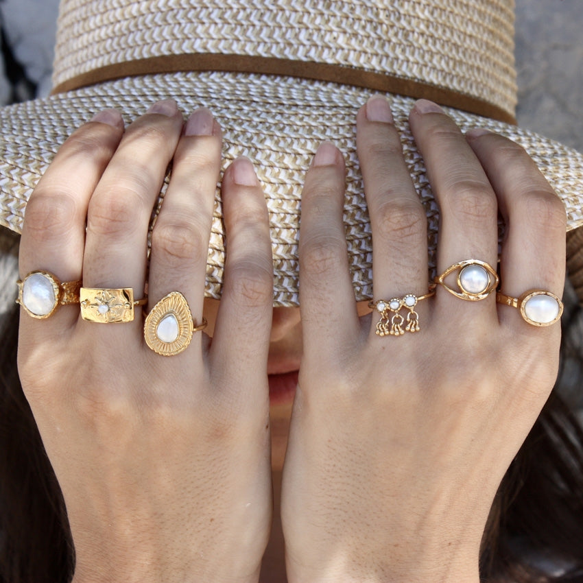 Bague dorée martelée pierre ovale et étoiles