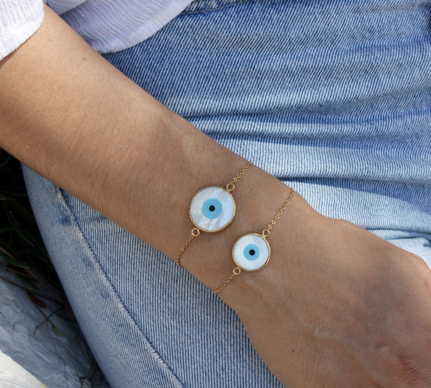 Bracelet doré et oeil nacre