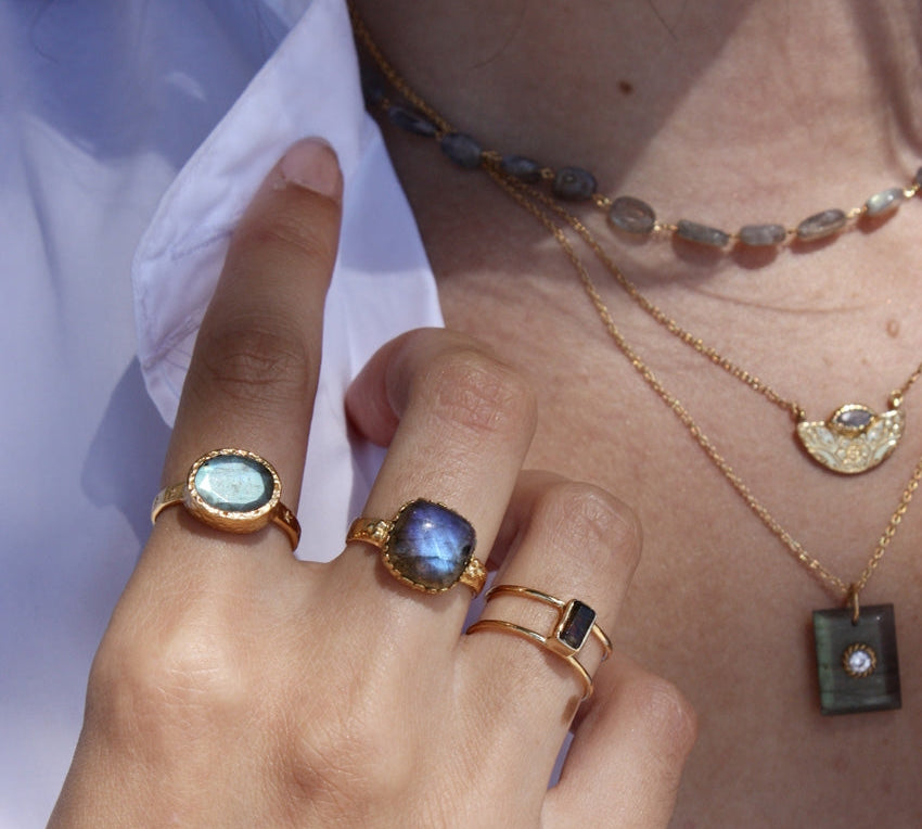 Bague dorée martelée pierre ovale et étoiles - 54 /